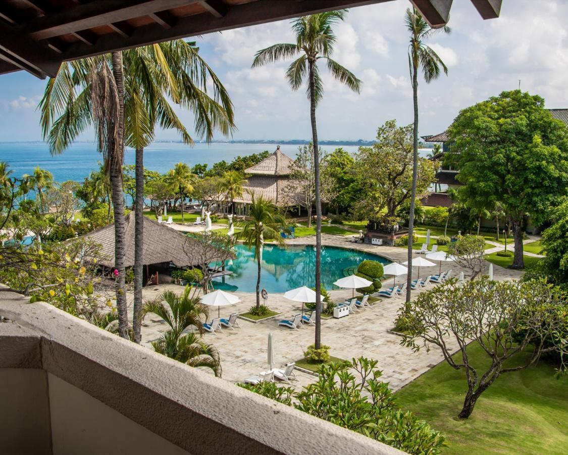 Discovery Kartika Plaza Hotel Kuta Lombok Eksteriør billede The pool at the resort