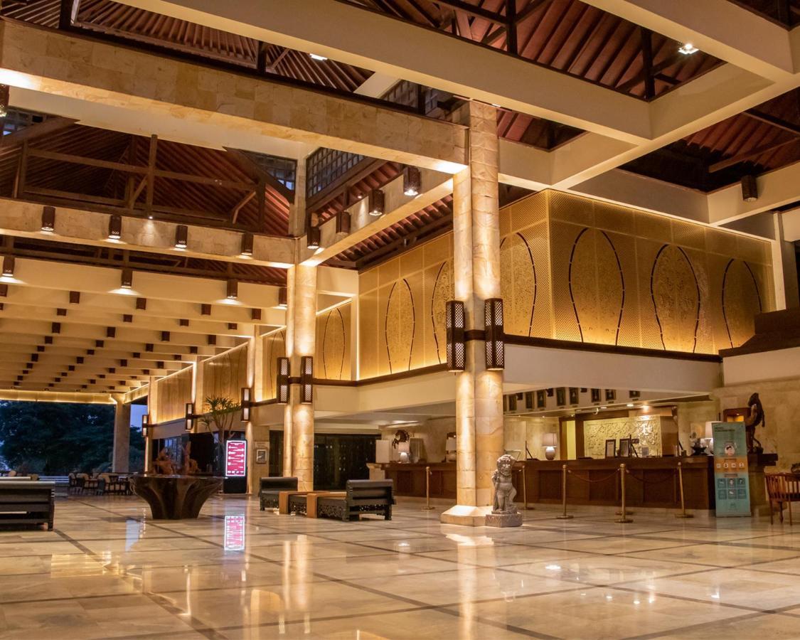 Discovery Kartika Plaza Hotel Kuta Lombok Eksteriør billede The lobby of the hotel