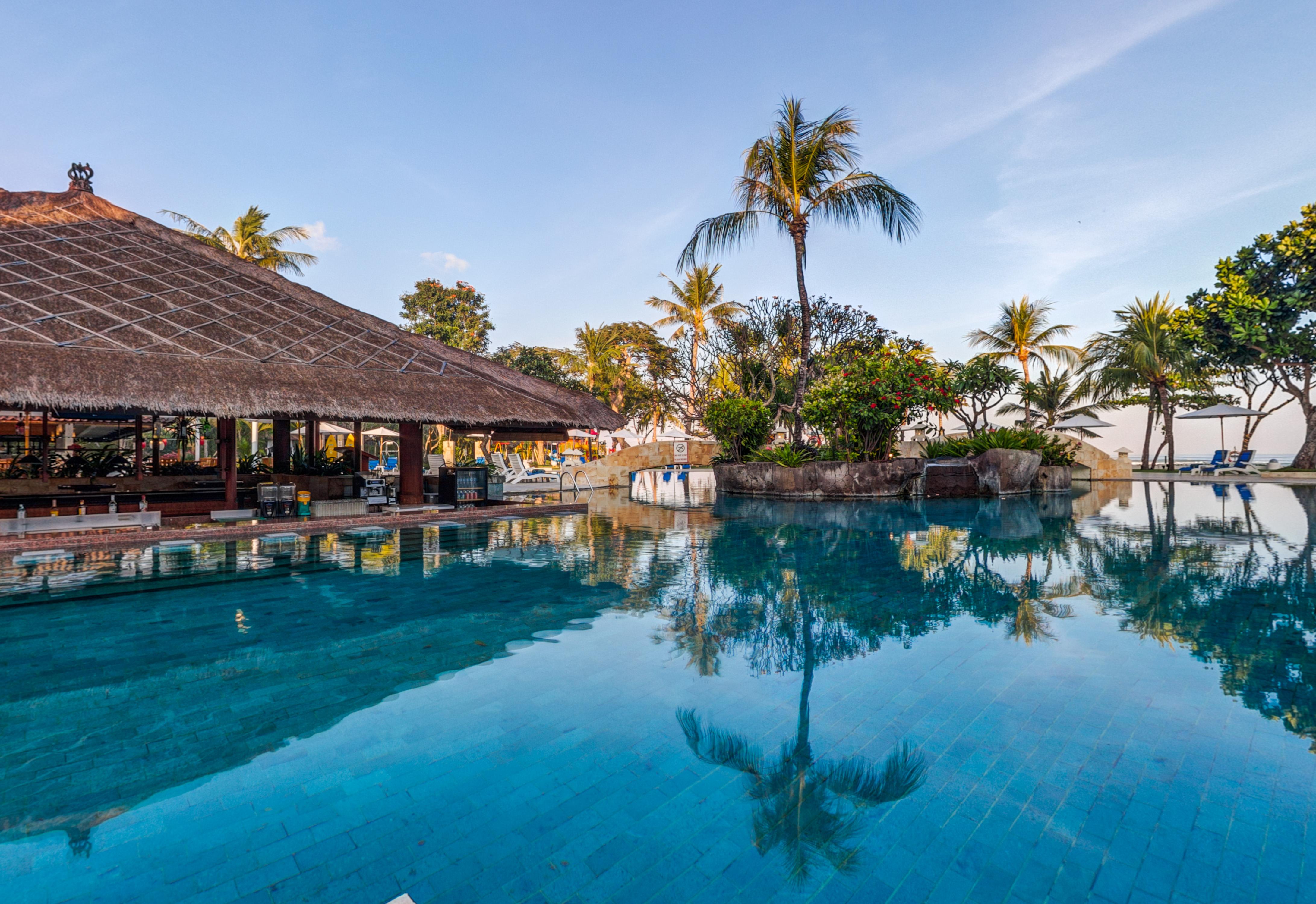 Discovery Kartika Plaza Hotel Kuta Lombok Eksteriør billede The pool at the resort