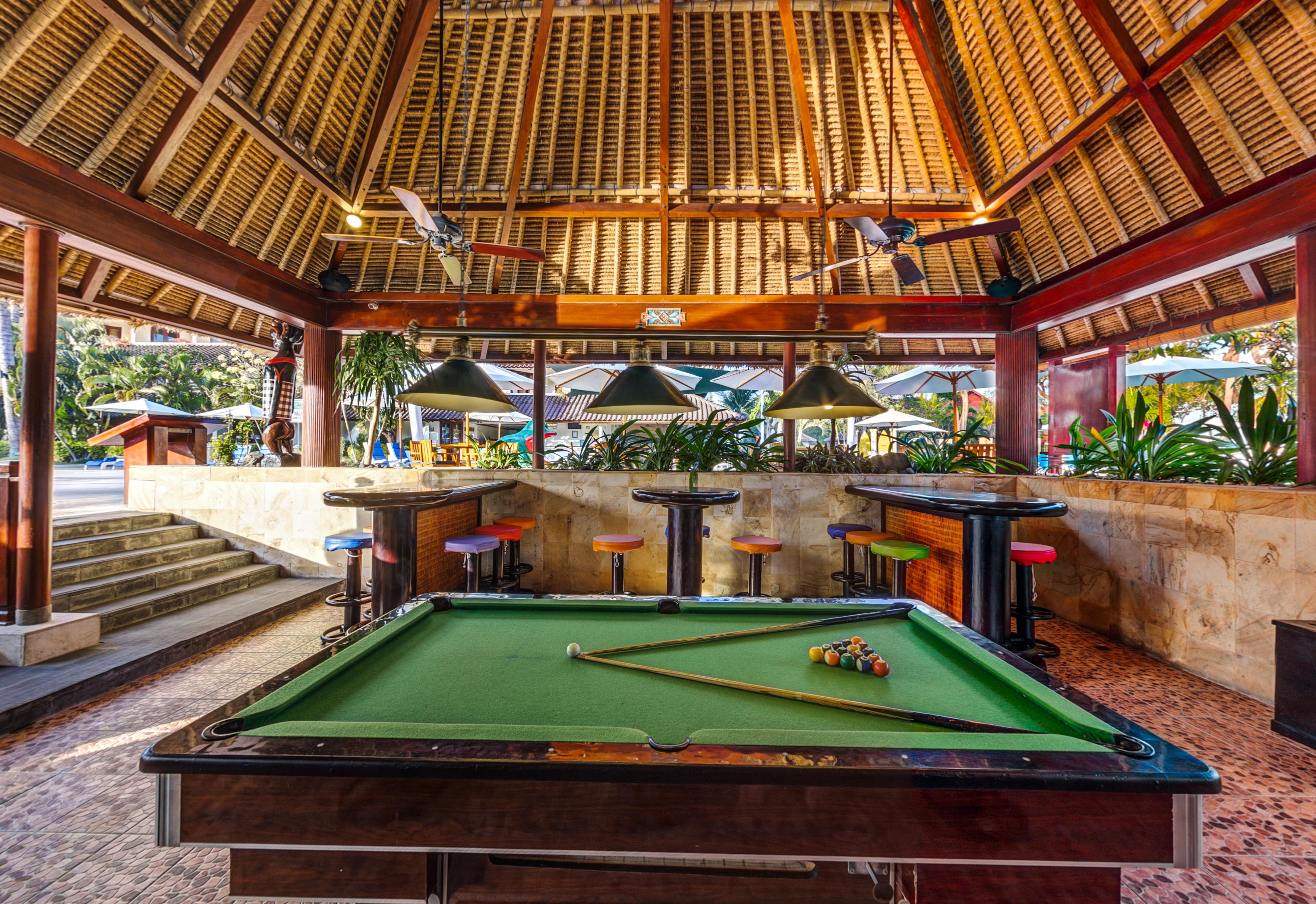 Discovery Kartika Plaza Hotel Kuta Lombok Eksteriør billede Pool table at the pool bar