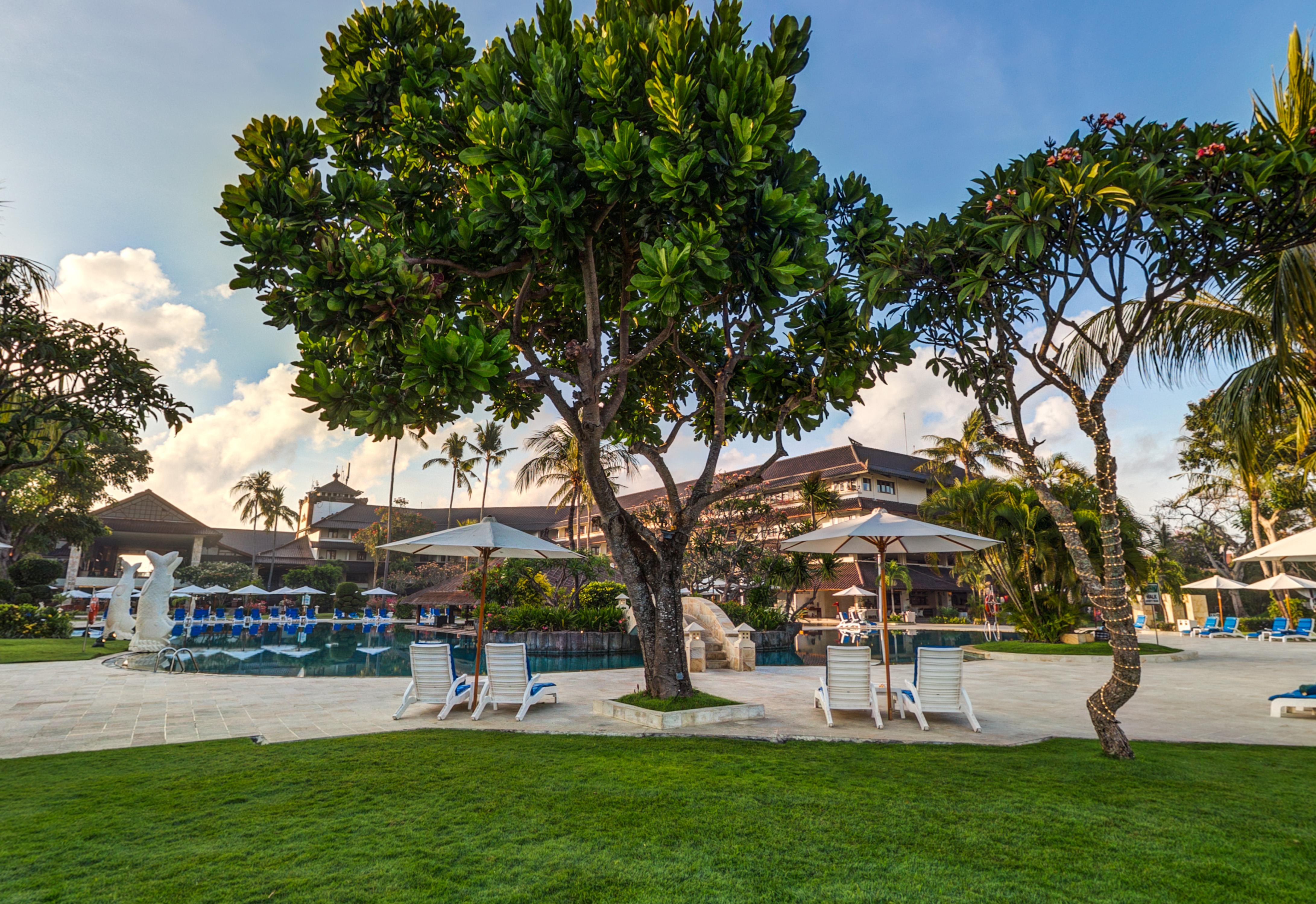 Discovery Kartika Plaza Hotel Kuta Lombok Eksteriør billede The pool at the Sheraton Resort