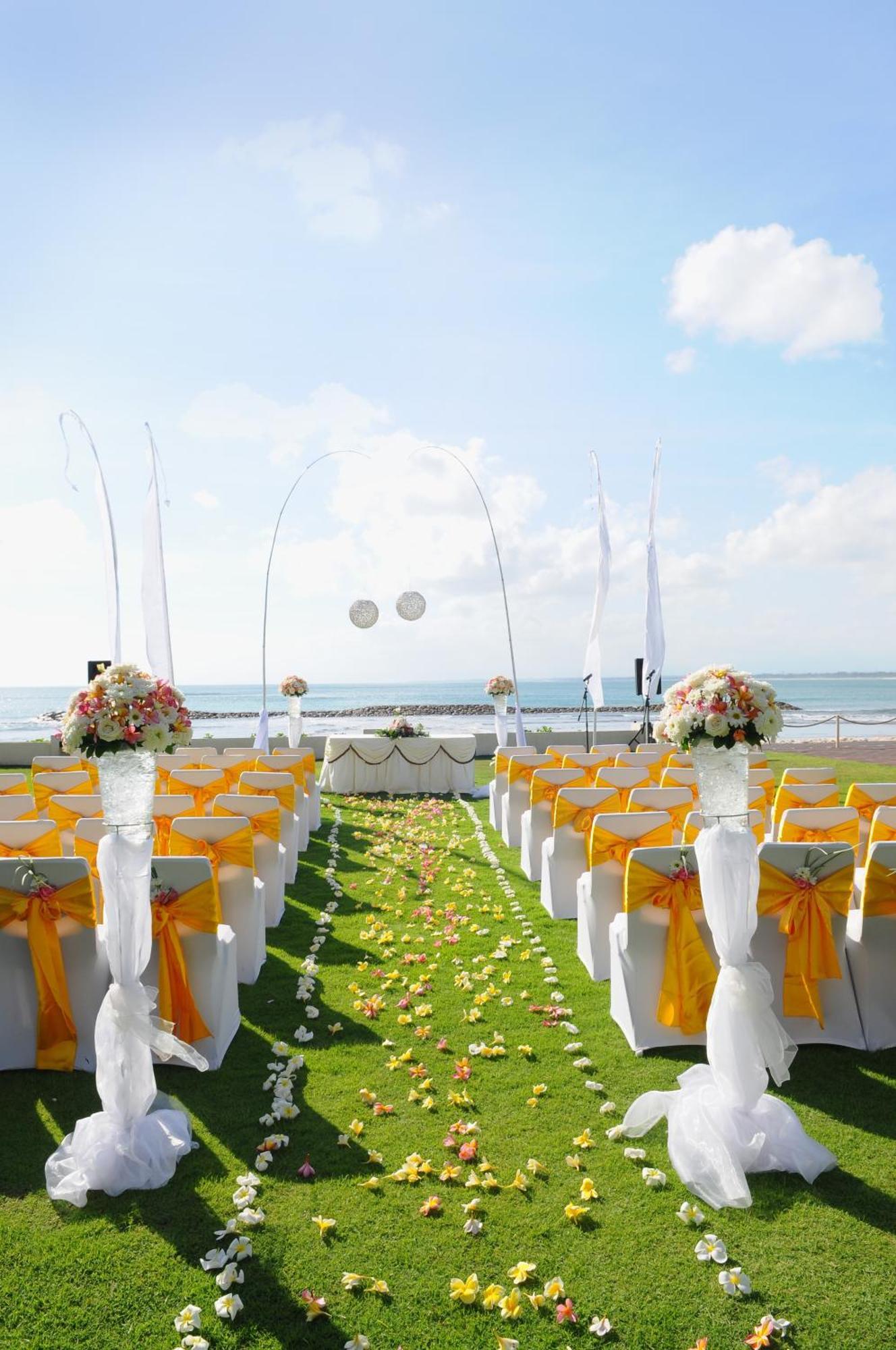 Discovery Kartika Plaza Hotel Kuta Lombok Eksteriør billede A beach wedding in Bali, Indonesia