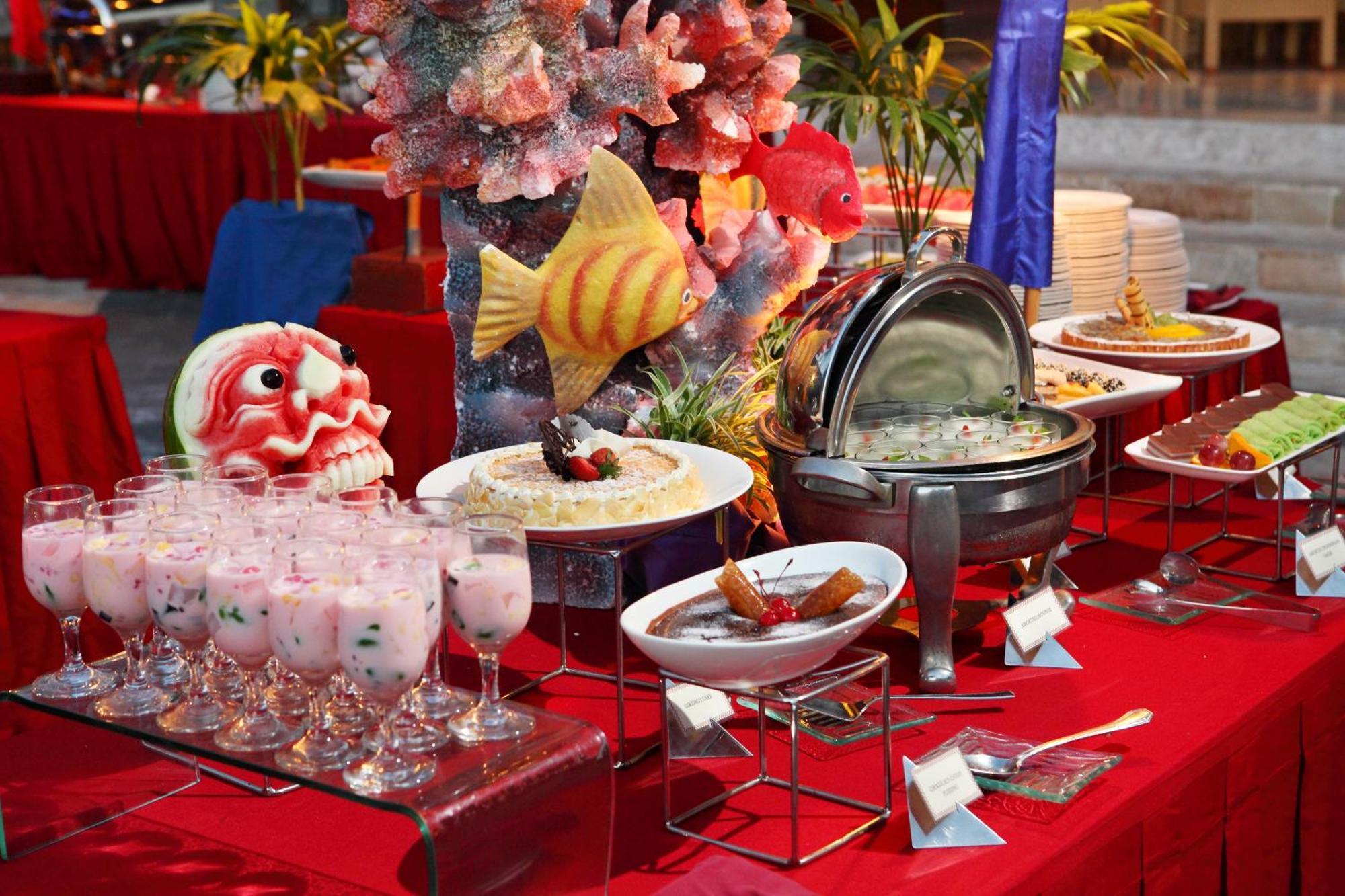 Discovery Kartika Plaza Hotel Kuta Lombok Eksteriør billede A buffet table