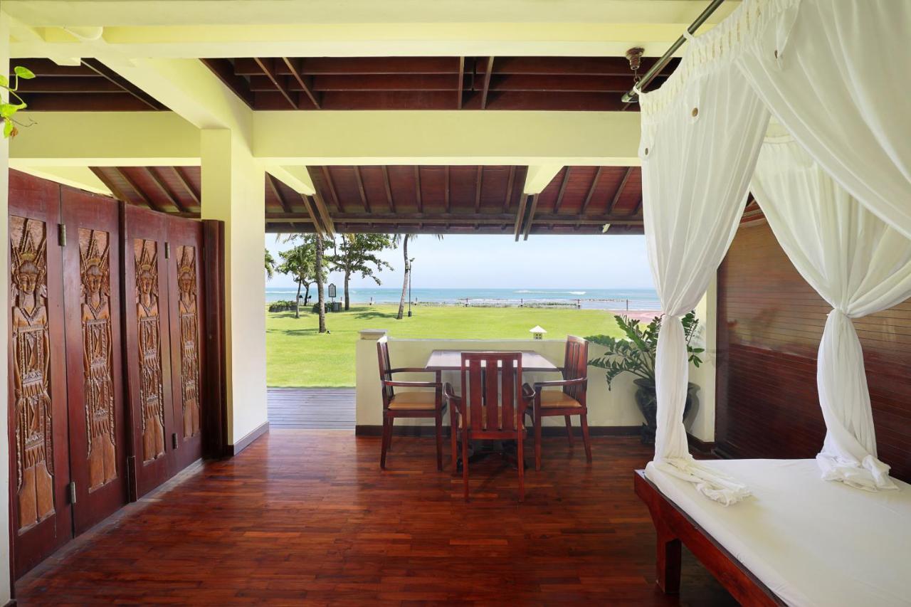 Discovery Kartika Plaza Hotel Kuta Lombok Eksteriør billede A view of the beach from a suite at the resort